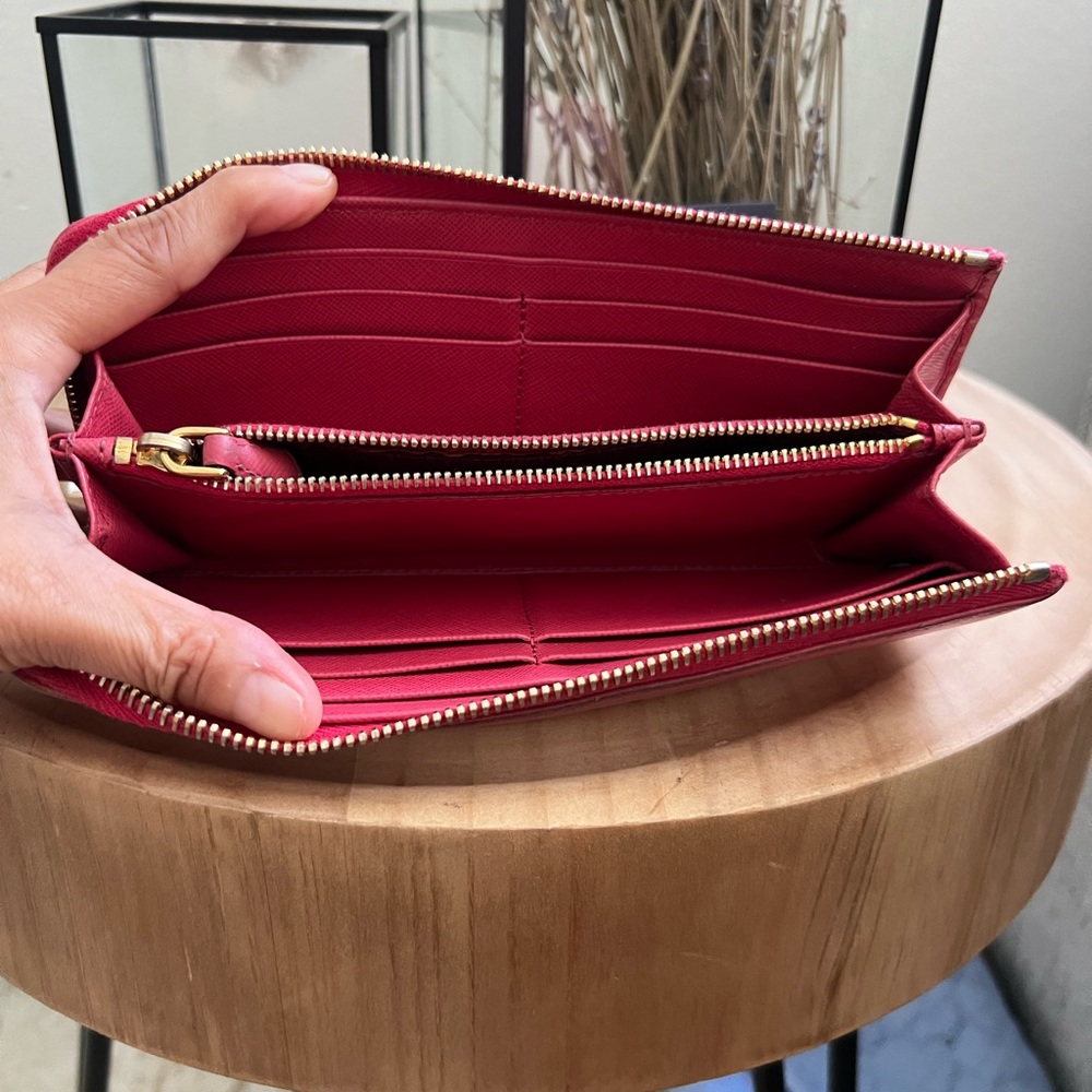Prada Pink Women's Wallet
PRICED TO SELL - Picture 6 of 7